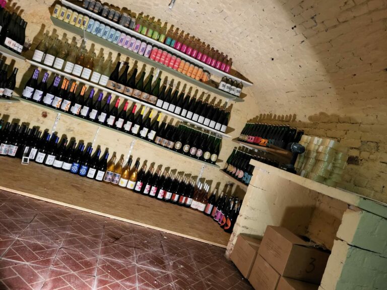 een foto van de kelder waar alle craft bieren & natuurwijn wordt opgeslagen