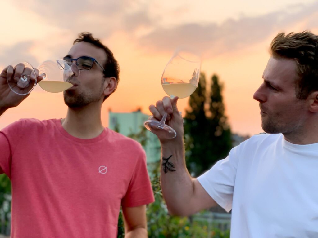 Foto van Pieter & Nico die een glaasje aan het drinken zijn
