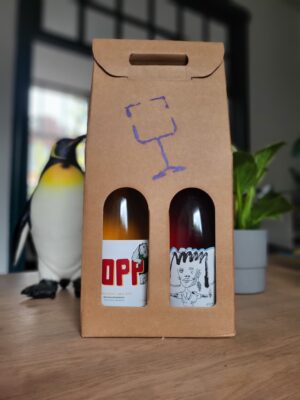 Foto van 2 flessen pet-nat schuimwijn van domin & pucinsky & finca parera