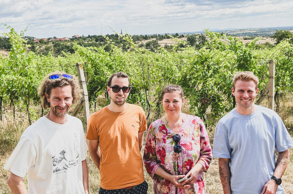 Andrea Nejedlíková van wijndomein "Dobra Vinice" uit Tsjechië, samen met Nico Buelens & Pieter Keersmaekers van "Craft Club" voor een wijngaard.