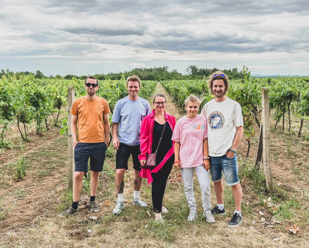  Eliška Leisserová, Nico Buelens & Pieter Keersmaekers voor de wijngaard van Donatus