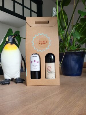 Foto van een feestpakket bestaande uit 3 flessen Belgische natuurwijn. Van Dalaheim Castellum en Klein Rijselhoek