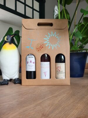 Foto van een pakket Belgische natuurwijn. Zowel Rode als Oranjewijn zitten in dit pakket van 3 flessen.