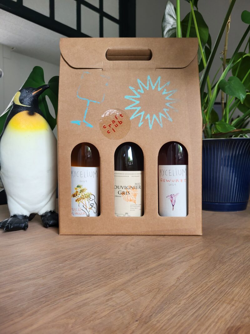 Foto van een pakket Belgische natuurwijn met enkel oranjewijn. In dit pakket zitten 3 flessen.