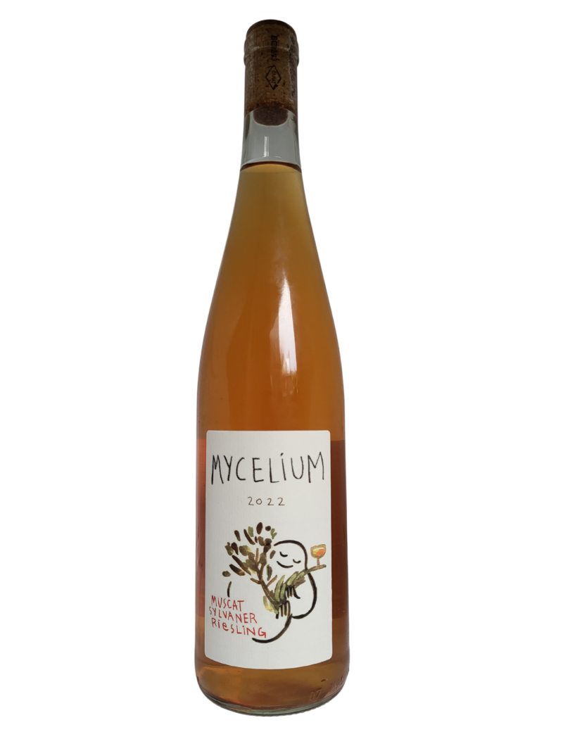 Foto van een fles Mycelium met de Muscat, Sylvaner & Riesling druif. Een Belgische natuurwijn van nabij Luik